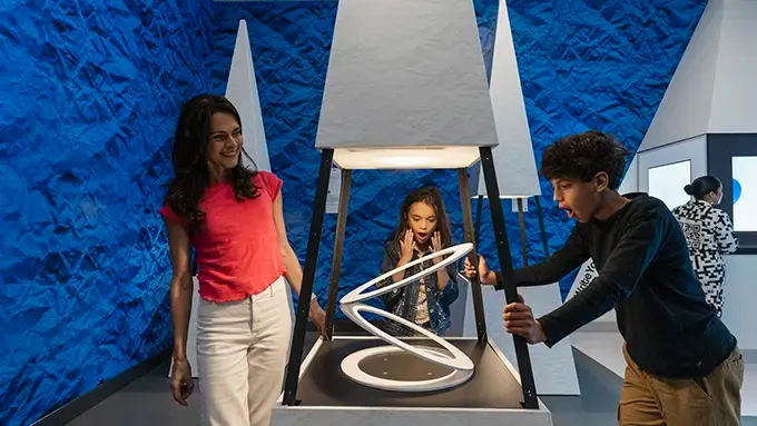 La Tripulación Curiosa <br> (7-12 años) - Birthday Party Packages at Paradox Museum Miami